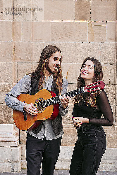 Porträt von zwei lächelnden jungen Musikern in der Stadt