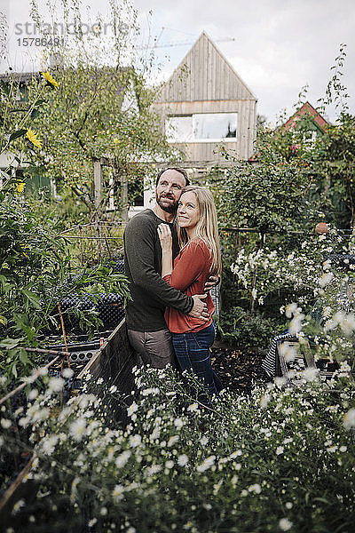 Glückliches Paar genießt seinen Stadtgarten