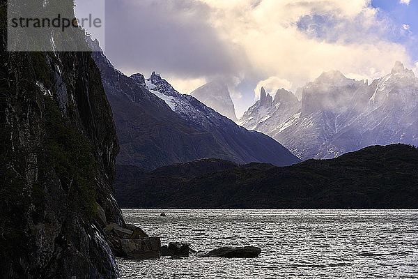 Chile  Ultima-Esperanza-Provinz  Grauer See und umliegende Berge