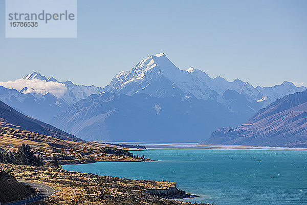 Neuseeland  klarer Himmel über dem türkisfarbenen Ufer des Pukaki-Sees mit Mount Cook im Hintergrund