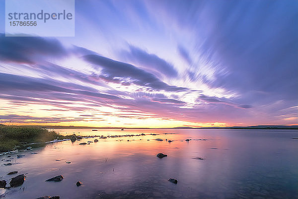 Großbritannien  Schottland  Festland  Lange Exposition von Loch of Harray bei violettem Sonnenuntergang
