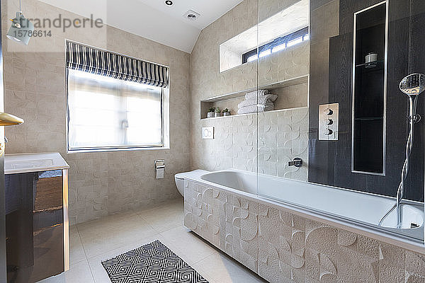 Inneneinrichtung eines Badezimmers in einem luxuriösen Anwesen  London  UK