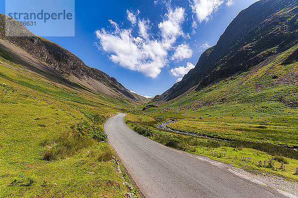 UK  England  Leere Autobahn des Honister Passes im Sommer