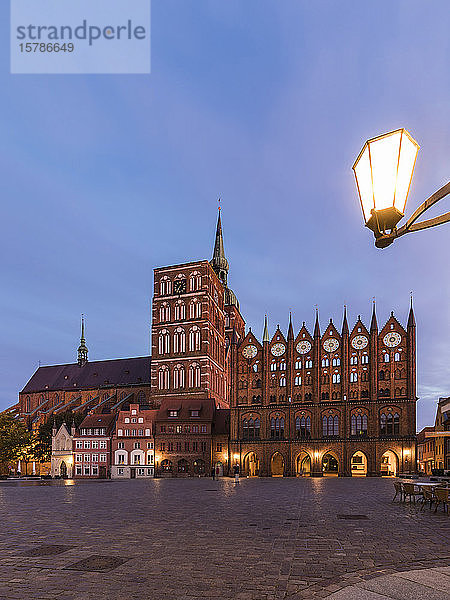 Deutschland  Mecklenburg-Vorpommern  Stralsund  Stadtplatz vor der Nikolaikirche in der Abenddämmerung