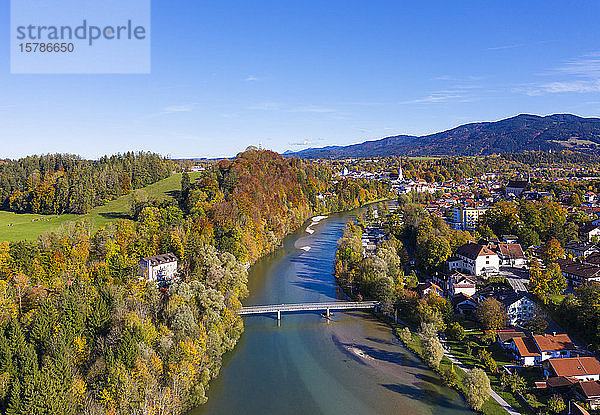Deutschland  Bayern  Bad Tolz  Luftaufnahme der Flussuferstadt im Herbst
