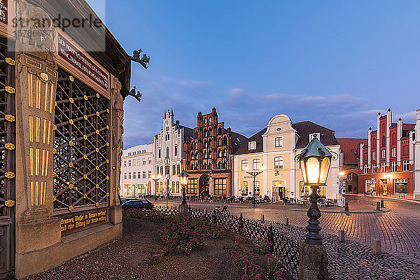 Deutschland  Mecklenburg-Vorpommern  Wismar  Hansestadt  Marktplatz mit Wasserwerk von 1602 (Wasserkunst) in der Abenddämmerung