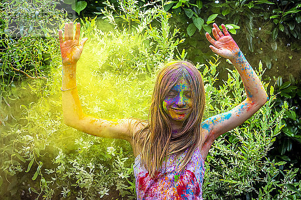 Porträt eines glücklichen Mädchens  das das Fest der Farben feiert