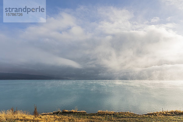 Neuseeland  Ozeanien  Südinsel  Canterbury  Ben Ohau  Wolken über dem Pukaki-See und den Südalpen (Neuseeländische Alpen)