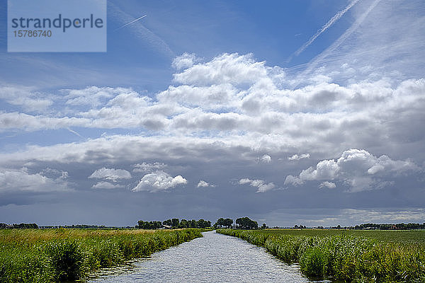 Niederlande  Provinz Utrecht  Eemnes  Sommerwolken über dem Kanal von Eemnesservaart
