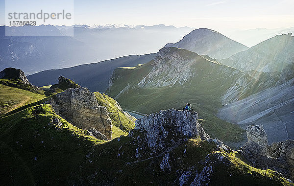Bergsteiger ruhen sich auf einem Felssporn aus und geniessen die Aussicht  Axamer Lizum  Österreich