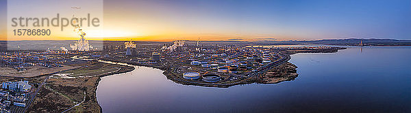 Großbritannien  Schottland  Grangemouth  Luftpanorama der Raffinerie Grangemouth bei Sonnenuntergang