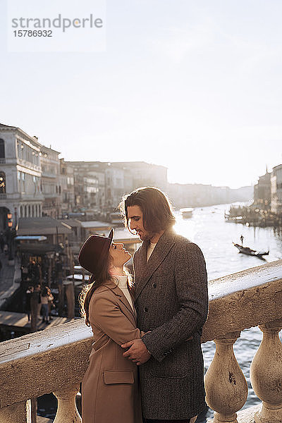 Liebenswertes junges Paar auf einer Brücke in der Stadt Venedig  Italien