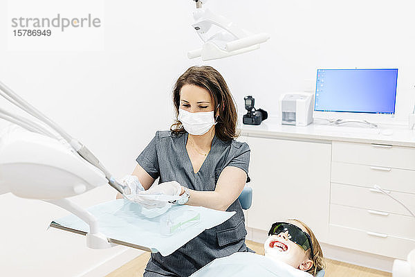 Mädchen beim Zahnarzt