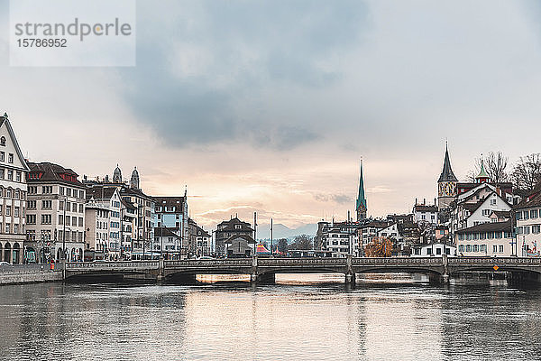 Schweiz  Zürich  Stadt mit Limmatfluss  Häuser am Flussufer und Glockentürme im Hintergrund