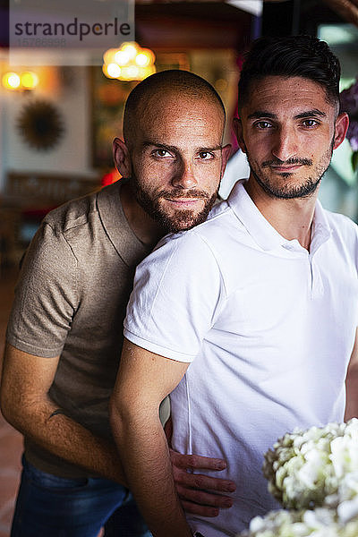 Porträt eines schwulen Paares in einer Bar