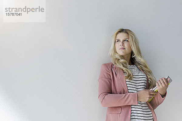 Porträt einer blonden Geschäftsfrau mit digitalem Tablett  weißer Hintergrund