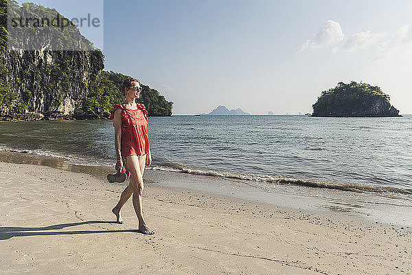 Frau beim Strandspaziergang am Strand  Noppharat Thara Beach  Ao Nang  Krabi  Thailand