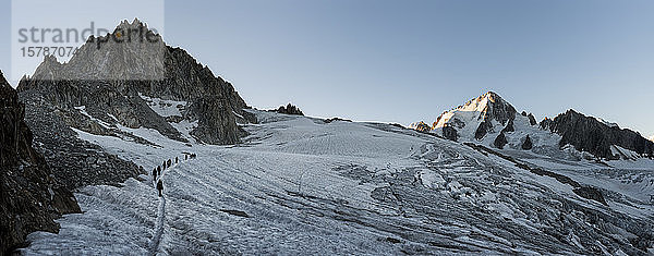Frankreich  Mont-Blanc-Massiv  Chamonix  Bergsteiger am Glacier du Tour