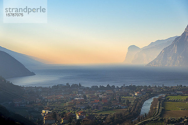 Italien  Trentino  Gardasee  Riva del Garda bei Sonnenaufgang im Winter