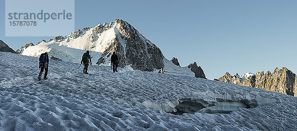 Frankreich  Mont-Blanc-Massiv  Chamonix  Bergsteiger bei der Besteigung der Aiguille de Chardonnet im Schnee