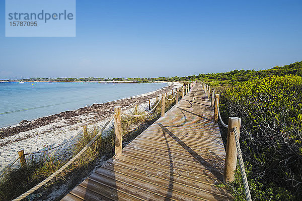 Holzpromenade am Strand von Son Saura  Menorca  Spanien