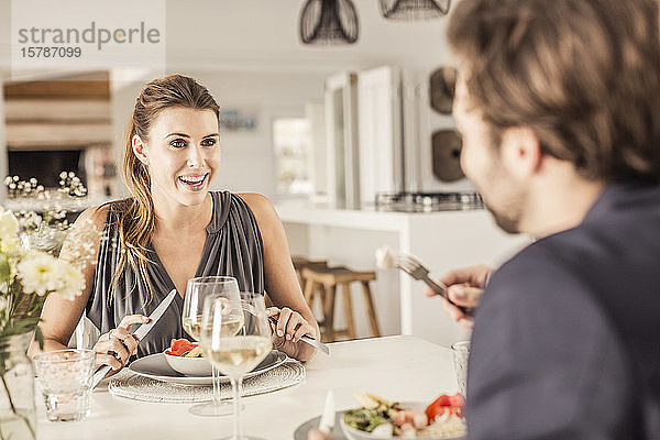Porträt einer jungen Frau beim Abendessen mit ihrem Freund