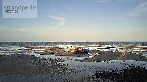 Mosambik Vilanculos  Luftaufnahme eines alten Bootes am Strand bei Tiefwasser