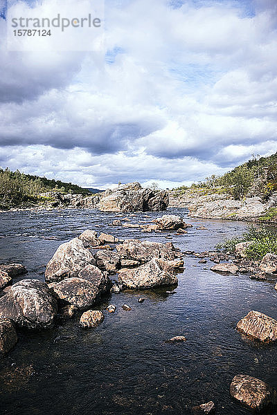 Landschaftsbild eines breiten Flusses mit großen Felsen  Lakselv  Norwegen