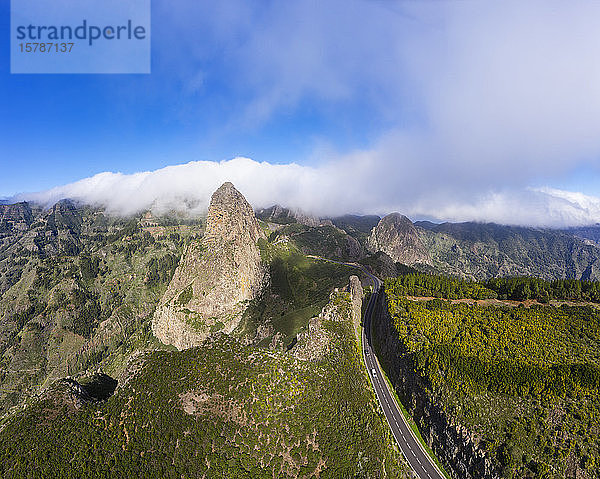 Spanien  Kanarische Inseln  La Gomera  Monumento Natural de los Roques  Luftaufnahme des Roque de Agando und Bergstraße
