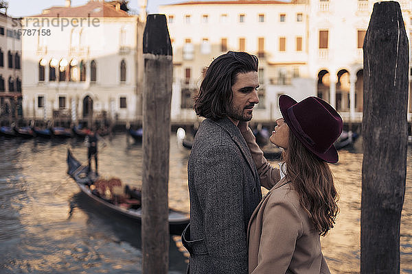 Liebenswertes junges Paar am Canal Grande in Venedig  Italien