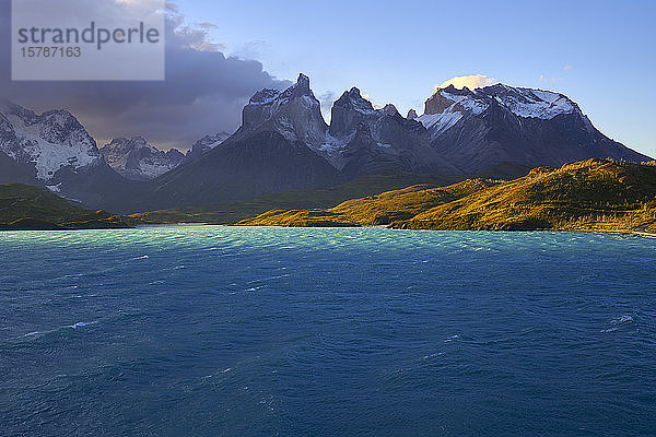 Chile  Provinz Ultima Esperanza  Blaues Wasser des Pehoe-Sees mit Cuernos del Paine im Hintergrund