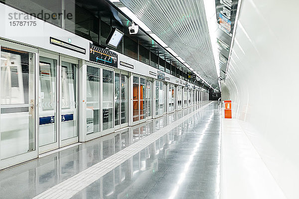 Moderne U-Bahn-Haltestelle mit Sicherheitstüren