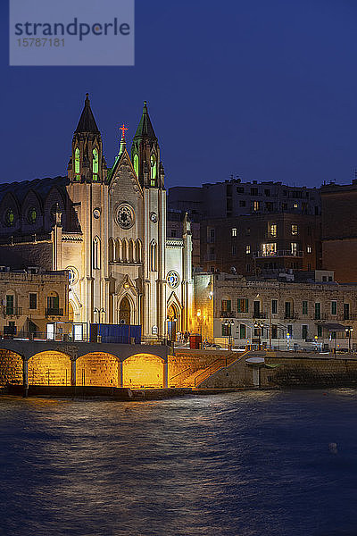 Malta  St. Julian  Karmeliterkirche in der Balluta-Bucht  nachts beleuchtet