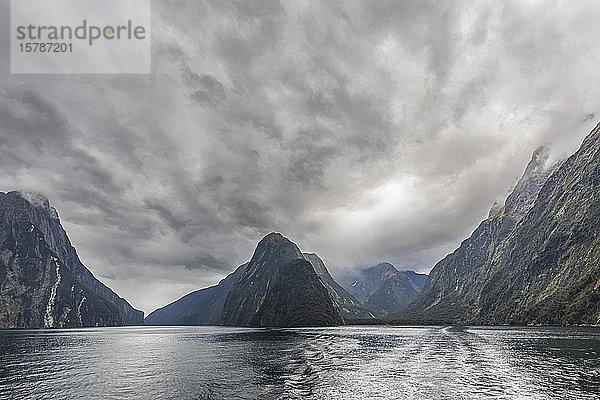 Neuseeland  Ozeanien  Südinsel  Southland  Fiordland National Park  Milford Sound und Sturmwolken