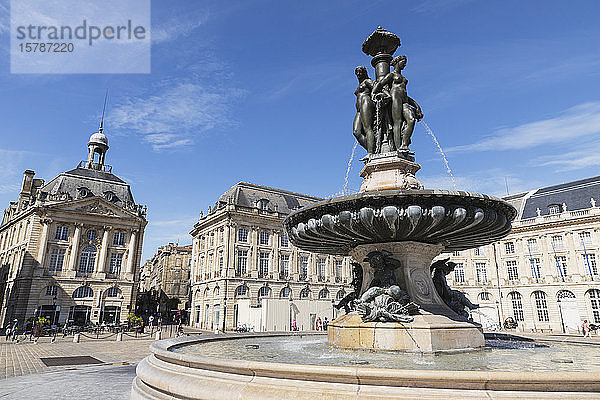 Frankreich  Gironde  Bordeaux  Niedrigwinkelansicht des Brunnens der drei Grazien