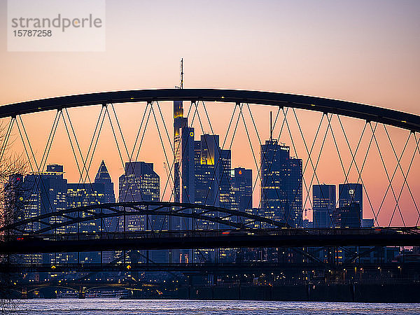 Deutschland  Hessen  Frankfurt  Frankfurt am Main Skyline hinter der Ostendbrücke in der Abenddämmerung