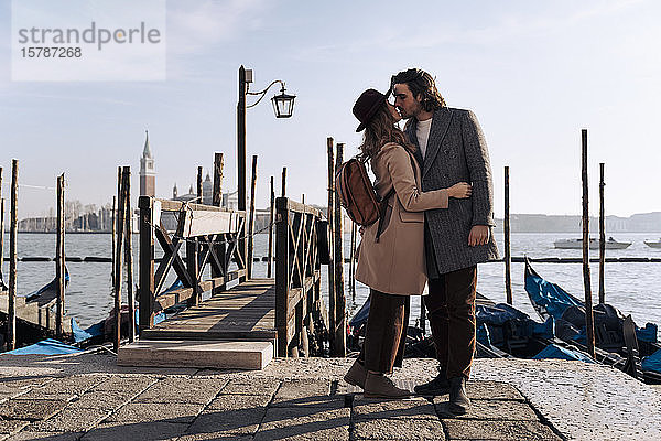 Junges Paar küsst sich an der Uferpromenade in Venedig  Italien