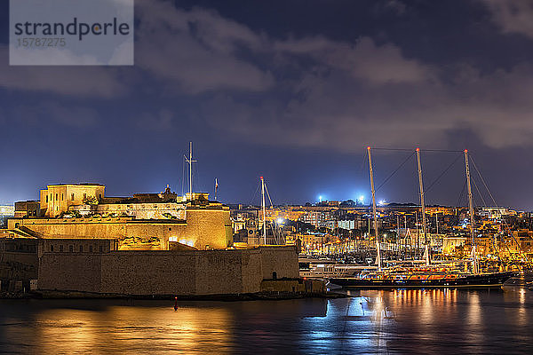 Malta  Birgu  Fort St. Angelo und Vittoriosa Yachthafen in Grand Harbour bei Nacht