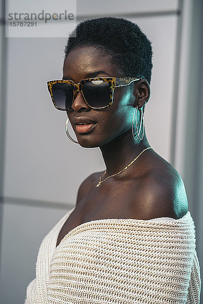 Porträt einer modischen jungen Frau mit Sonnenbrille