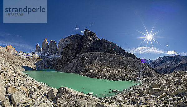 Chile  Provinz Ultima Esperanza  Szenenansicht der Sonne über dem Gletschersee mit den Torres del Paine im Hintergrund