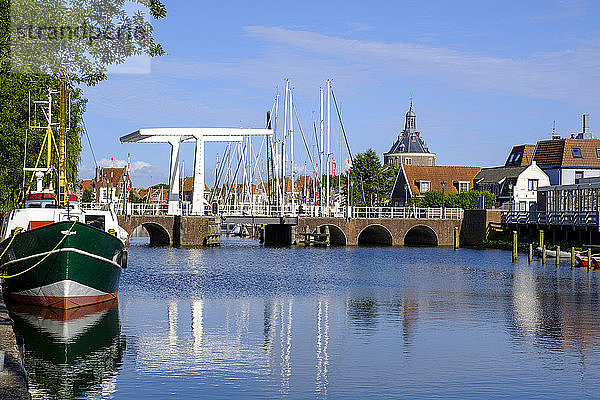 Niederlande  Nordholland  Enkhuizen  Boot liegt vor der Bogenbrücke im Alten Hafen vor Anker