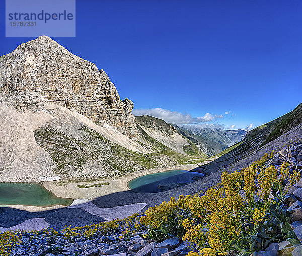 Italien  Umbrien  Sibillini-Gebirge  Monte Vettore  Pilatosee und Pizzo del Diavolo im Sommer