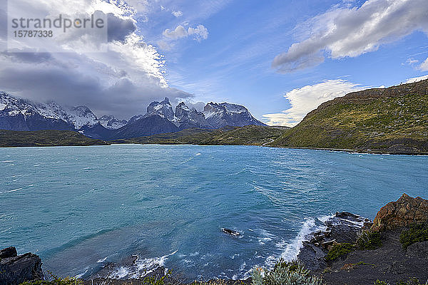 Chile  Provinz Ultima Esperanza  Szenische Ansicht des Pehoe-Sees und der Cuernos del Paine