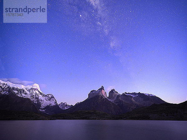 Chile  Provinz Ultima Esperanza  Milchstraßen-Galaxie am violetten Himmel über dem Nordenskjld-See und Cuernos del Paine in der Abenddämmerung