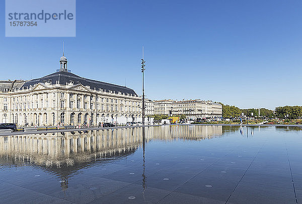 Frankreich  Gironde  Bordeaux  klarer blauer Himmel und Place de la Bourse spiegeln sich im Pool Miroir dEau