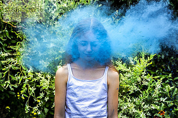 Bildnis eines Mädchens hinter blauer Pulverlackwolke