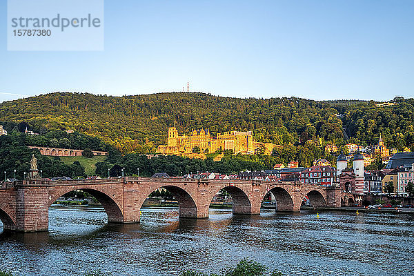 Deutschland  Baden-Württemberg  Heidelberg  Karl-Theodor-Brücke am Neckar und Schloss