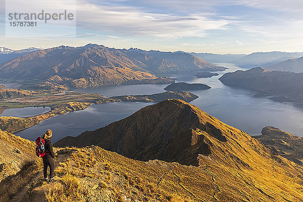 Frau steht auf Aussichtspunkt am Roys Peak  Lake Wanaka  Neuseeland