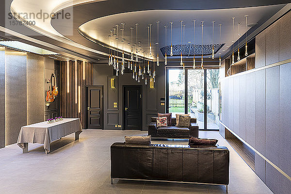 Interieur des Wohnzimmers in einem luxuriösen Anwesen  London  UK