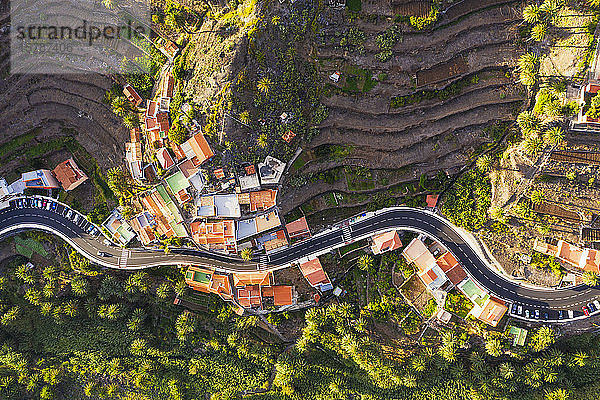 Spanien  Kanarische Inseln  La Gomera  Valle Gran Rey  Los Granados  Luftaufnahme der Stadt und der kurvenreichen Straße
